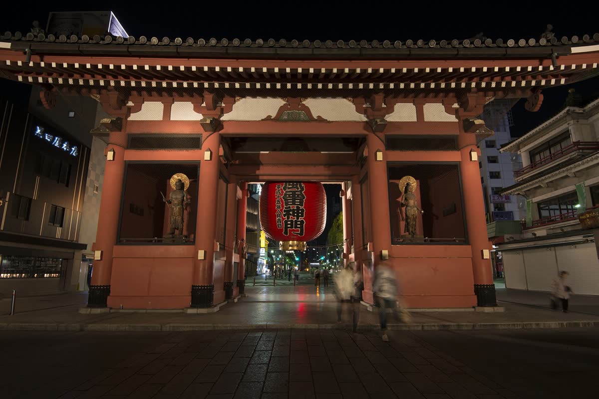 Kaminarimon Thunder Gate with its giant red lantern, Asakusa